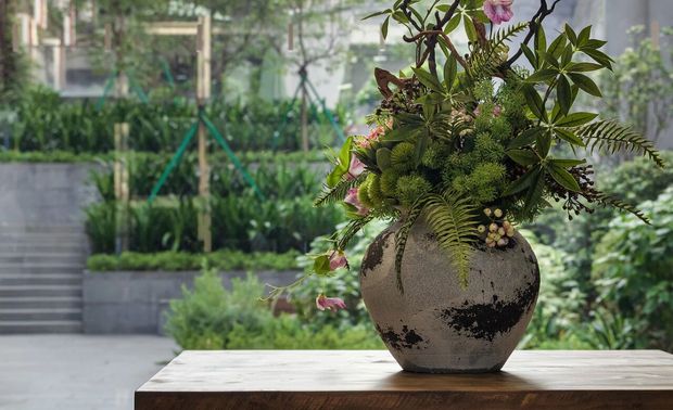 步入办公楼大堂 在大堂公区，早已超越通道属性，成为解锁碎片化惬意时光的新选择