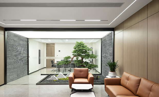 进入这个现代风格的办公室休息区，瞬间被它的简约和舒适所吸引。整个空间以浅色调为主，白色和木色的搭配让人眼前一亮，营造出一种明亮而温馨的氛围台休息区内；整洁有序，光线充足，仿佛能让人忘记工作的疲惫，只想沉浸在这份惬意和舒适中。
