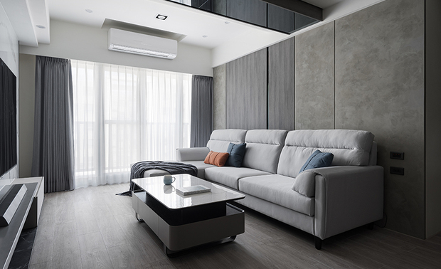 
格局巧变开启双重风格的居住体验

棠禾设计 设计总监 曾智和 细腻解读男女主人的不同喜好，巧妙运用格局重塑与材质搭配，在公私领域间创造鲜明对比——公共空间以冷色系木纹与深色镜面实现深邃质感，私密区域则以浅色调与跳色设计展现柔润美感，更透过弧形天花、几何门片等现代设计手法，进一步开阔天地，让屋主在各自锺爱的调性中自在生活。

案例资讯

设计团队：棠禾设计
案名：微光共境
项目类型：单层
项目地址：台湾新竹
项目坪数：36坪
主要建材：铁件、磁砖、特殊涂料、木作饰板、超耐磨木地板、系统板材

曾智和
棠禾空间设计有限公司 设计总监
电话：+886-3-555-9792
地址：新竹县竹北市竹义街80号
信箱：tanghe.ds@gmail.com
网址：https://www.tanghedesign.com

OPEN Design动能开启传媒：https://www.openworld.tv/