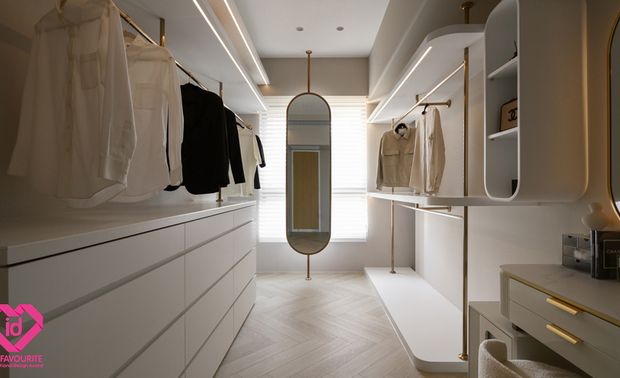 ▲主卧弧形木作床背板内藏暖黄间接光源，可作夜灯并营造舒眠氛围；更衣室整合衣架、抽屉柜与梳妆台，并以伸展台为概念发想窗畔浅金镜面，提供住者一展美学的时髦舞台。

陈楚扉
擎森设计 主持设计师
电话：02-22123664
地址：新北市新店区安兴路125-9号9楼
信箱：foreason6@gmail.com

OPEN Design 动能开启传媒：https://www.openworld.tv/