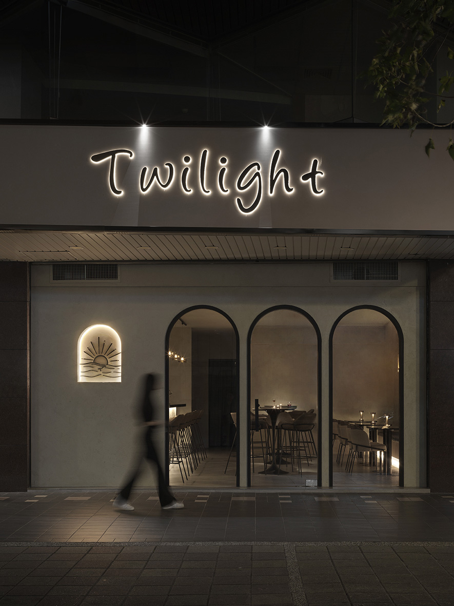 （图）日工设计作品《Twilight 餐酒馆》

面对不同类型的客户，王总监还带领团队发展出灵活应变的默契。业主性格随性，就用轻鬆的方式沟通；碰到一丝不苟的业主，也能切换成严肃正经的应对模式。这种转换能力无法完全标准化，只能透过每週的个案讨论不断磨练。总监提及住家设计尤其需要顾及情绪价值，还大方分享他的妙招：儘管对方半夜一点来讯，他也会即时回覆，比业主还晚睡几次，对方自然就收敛了。听起来像是某种苦肉计，实则是一种以退为进的沟通艺术。当业主发现设计师如此敬业、专业，想修改的想法也就消了大半。
