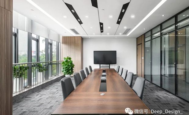 白色优雅干净，与灰、黑色混搭可以创造出更多层次的变化，神秘中透着一点灵动感。