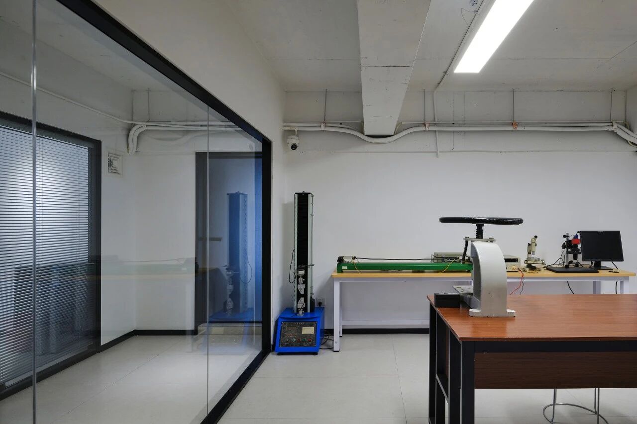 【厂房】

工业美学，力量与秩序的融合
厂房保留了工业空间的原始肌理，以清晰的动线规划与明亮的照明设计，让生产流程高效有序。蓝色的生产设备与灰色的地面形成强烈的视觉对比，金属楼梯与工业风的天花，在粗犷中透出设计的精致。