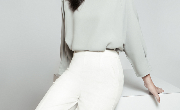 （图）达誉设计 台中据点设计总监 洪佩萱

台中总监洪佩萱，曾与她在新竹公司共事多年，双方对彼此的专业、做事方式有深厚的理解。后来因家庭需求，洪总监必须回到台中生活。面对这个转变，邱总监没有先思考市场或扩点策略，而是反覆问自己一个很简单的问题：如果我信任这个人，也愿意与她长期同行，达誉的下一步，能不能就从这段关係开始？「我问佩萱一句话：『你愿不愿意，跟我一起打拼达誉的下一阶段？』」洪总监的加入，令达誉自然地拓展至台中，也将原本在新竹累积的口碑，完整延续到另一座城市。
