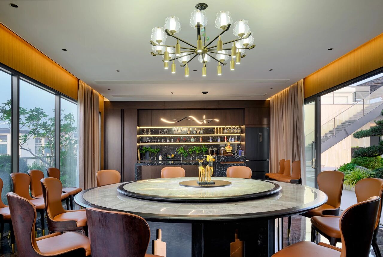 诗意与初心的延伸

而屋顶花园则是这片空间的诗意延伸 —— 日式枯山水与潺潺水景相映。