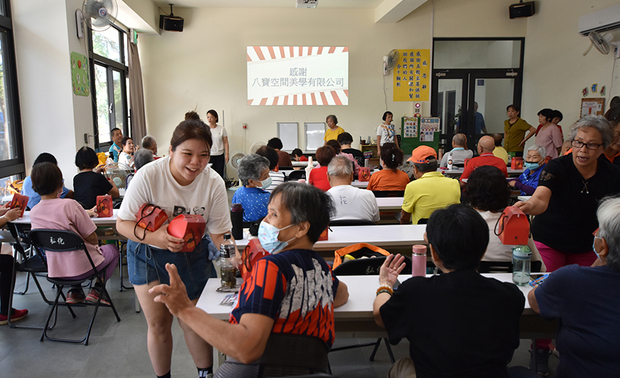 （图）八宝团队与伊甸烘焙咖啡屋订製节庆礼盒，并亲自赠予社区长辈。

小型企业仍无私奉献 从自发公益回归设计专业的送暖活动

深入谈起社会回馈的实践，八宝团队欣然分享近期陆续启动、甚至已经实行的公益活动，「今年我们中秋就有向伊甸基金会订购礼盒，除了分发给公司员工、亲朋好友，还有送去关怀弱势群体的公益单位。」这场名为「八宝爱循环」的计画，在他人眼中或许规模不大，却因团队实际走进现场，和育幼院的孩子、社区长辈互动，创造人与人碰撞的热络温度。

「在参与活动的过程当中，很多同仁表示，虽在公事层面因『完成任务』感到鬆一口气，心中更多的，是被群众们信赖、充满正向力量的情绪价值。」那份心情，也悄悄回到企业本身——靠着真实的接触，让公司也被更多的民众认识、记住。企业知名度上升，这理所当然是件好事，不过到头来对八宝来说，重点并不在于有没有被看见，而在自己是不是真的有帮上忙。
