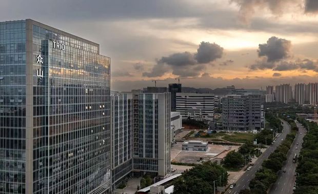 极富科技与未来感的开放建筑象征着打破隔阂的开放精神，高品质建筑材料巧妙融入自然元素，保证坚固耐用的实用特性，兼具艺术审美。