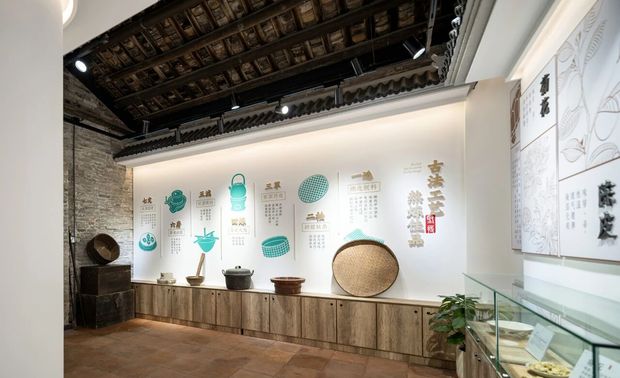 龙田龟苓膏博物馆在保留建筑原风格的同时注入时尚元素，除重点介绍龙田龟苓膏文化、历史以及现场体验外，还融入书吧、邮政等元素，呈现书香与怀旧，独具岭南建筑特色的后花园更成为游客必到的打卡点。