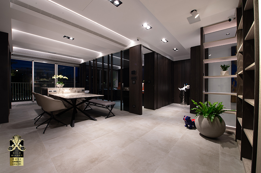 ▲为了克服空间高度的限制，二楼天花板採用斜面设计，将线型铝条灯延伸至主管室，加上灰色玻璃隔屏保持区域之间的延续性，并另外装设层板灯与投射灯，透过各式散光与聚光灯具，带来实用且层次丰富的照明效果。
