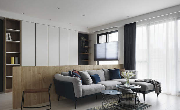 （图）日工设计作品《悠・序曲》

另一方面，工期管理同样棘手。近年工班严重短缺，师傅们陆续退休，新血接替不及，设计公司的话语权不若以往，反而得迁就工班的档期。王设计师的对策是与客户签约当下便立即排定工班，把整个工期确认精准到位，避免日后因档期冲突而引发延误的连锁反应。

有没有最想放弃的时刻？王设计师想了想，觉得现在回头看，很多当时认为天崩地裂的事，如今都已经「类麻木」了。也许是更大的挑战不断出现，旧的伤口自然显得微不足道。「撑过来的方式，也没什麽特别的秘诀，单纯是我对这行的热爱，还有对客户的承诺吧。」答应了人家，就得把事情做完──凡事用说的很轻鬆，但能不违背诺言、率领同仁真正实践它的那份沉重责任，只有说出这番话的总监自己肩负过。
