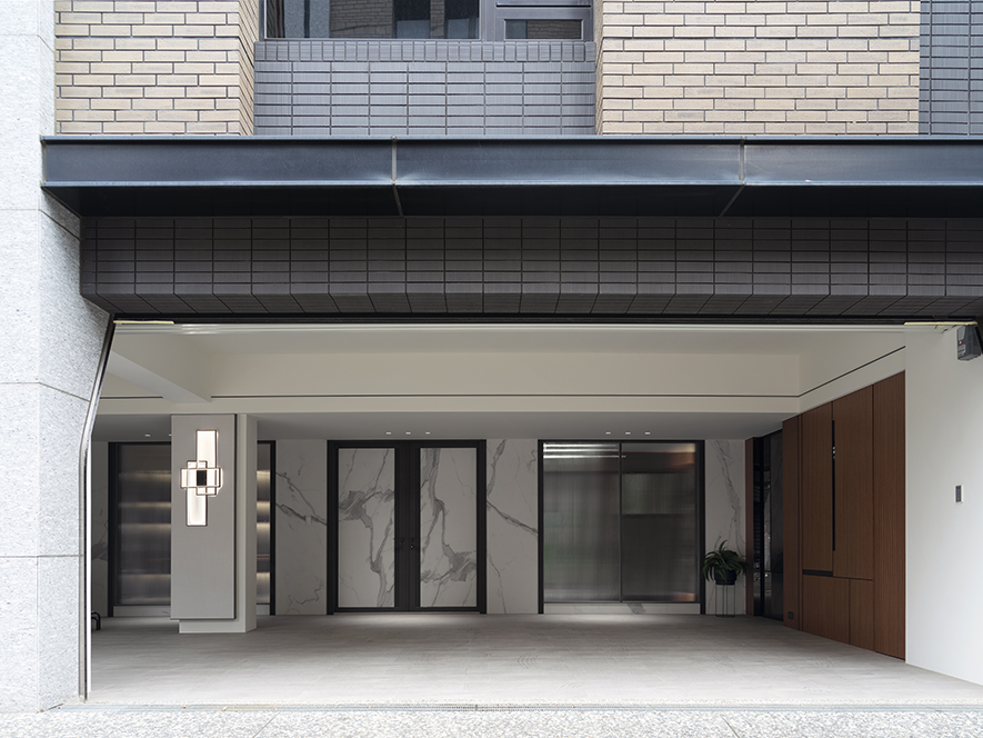本文由OPEN编辑部撰写
纯白画布上的青翠山景,隐身都市丛林间的写意居所!
身披在外奔波一日的疲倦,终于盼得归宅之刻。在徐徐升起的大门后方,一盏方正量体交错的造型壁灯作为指引方向之灯塔,与后方长虹玻璃隐约透出的柔和暖光,相偕点暖本已疲惫的心,并将其转为对稍后推开家门时,最爱的家人们一声声温暖招呼的期盼。
本案为一栋透天住宅,主持设计的 巨设计集团 执行长 黄静文 期许赋予业主一家简约舒心的宜居环境,便以轻盈浅色漫佈天、地、壁,奠定清朗纯淨的视觉基调,又採用木石异材、绿植亮彩妆点空间,宛如于纯白画布上泼洒大自然的色彩,令身处其中的一家三口静享远离都市喧嚣的放鬆感受,不仅实现让每位居者皆舒适自在的梦想家园,更彰显品牌对客户生活需求的深入理解和精准规划。