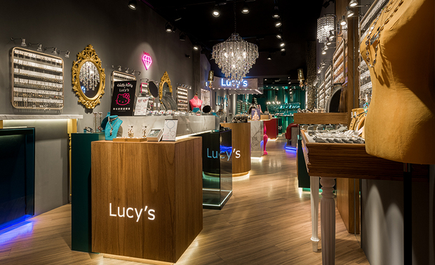 （图）纬纶设计作品《Lucy's（士林店）》

此类坚持，正回应当今市场的现实：消费者见多识广，连锁店若全部长一样，吸引力会下降得很快，品牌个性也无从感受。华苇轩总监认为，因地制宜的目的从来不在于改变品牌，而在协助品牌于不同城市语境中「站得更好看」。空间能做到的事很多：一眼就被认出、将品牌精神转化为「可被感觉」的场景、走进门之前就知道是 Lucy's 、在竞争剧烈的商圈裡创造被记住的轮廓。「空间设计早已超越装潢本身，更是品牌在市场上的武器、声音与态度。」
