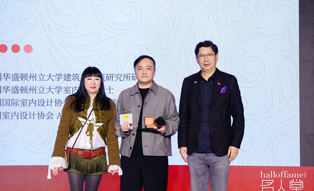 
荣耀时刻 实至名归

时光荏苒，步履不停。第19届名人堂晚宴上，来宾们一起见证三位新成员的荣耀加冕。之中，北京瀚唐风景设计公司创始人敖瀚先生作为开奖嘉宾，宣佈马静自先生入选的喜讯。随后，Domo Nature始创人赖亚楠女士与J&A杰恩设计董事长、总设计师姜峰先生作为颁奖嘉宾，为马静自先生颁发这一象徵设计师走向国际至高荣耀的奖项。

如今的「ID名人堂」早已不止是一座荣誉殿堂，更是汇聚业界卓越设计师、领军人物与知名艺术家的顶级盛会，是共同见证设计界蓬勃发展的重量级盛事。马静自先生的入选，不仅是对其个人设计成就的肯定，更代表着品昕空间计划在业内的卓越贡献与影响力。
