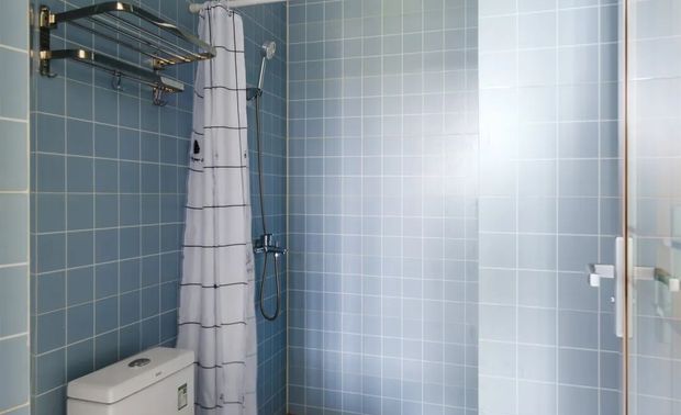 深思空间设计致力于为客户提供多元化、创新性的室内服务，倡导回归本质、传达美感的空间设计。服务领域涵盖:商业、地产、酒店、办公、家宅以及专业的产品、灯光设计等。团队采用系统化的运营模式，从概念创建、施工落地以及项目管理等都具备专业知识，拥有丰富的大型项目管理经验与行业竞争力。

关注我们