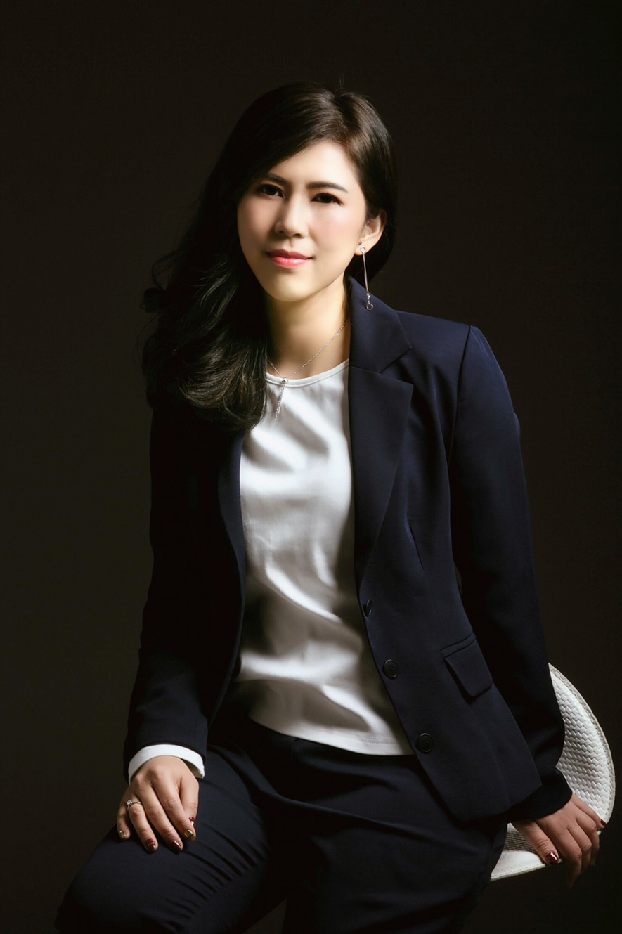 洆果设计
设计总监 刘笛榛
公司简介
如同描绘空间篇章的画者,
洆果设计,
「从生活中汲取灵感,
为空间赋予独特价值与意义。」
汇聚多位拥有丰富历练设计师与专业工程团队,
服务涵盖住宅、商业及公共空间等多元领域,
以人为本融汇美学、革新与环保永续理念,
为每位业主量身织就专属空间,
将质感、机能与环境友善融于一室。
从构思萌芽到场域成形,全程悉心参与,
透过专业谘询、完善框架与高品质控管,
确保设计初衷都精准落实。
诚信为上、创新为力、专业为准则,
形随自然而立,意随生活而生,
运用绿建材,将节能融入每处日常细节,
实践对社会与未来的长远承诺,
构筑疗癒身心的永续美学场域。
获奖纪录
2025
马来西亚 My Favourite International Design Award - Finalist
义大利 2024-2025 A'Design Award – Bronze
2024
美国 World Design Awards–Winner
中国 HCA高定家居设计奖 - 2024年度城市十大高定家居空间设计师
美国 Muse Design Awards - Gold Winner
美国 International Design Awards - Bronze
英国 The London International Creative Competition - Official Selection
2021
中国 APDC亚太室内设计菁英邀请赛 - 住宅空间类 佳作奖
美国 Muse Design Awards - Gold Winner
杜拜 国际专业室内设计大赛 住宅空间 - 铜奖
英国 Outstanding Property Award - Honorable Mention
美国 International Design Awards - Honorable Mention
铜奖作品《润墨轻光》