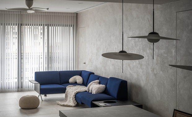 （图）达誉设计作品《和光．同尘》

品牌成立后的第一次接案，凭藉多年实务经验的累积，她对设计与执行并不陌生。但真正令其印象深刻的，是身份责任的转变。「当『达誉设计』四个字第一次出现在提案合约上时，我内心非常感动。那不仅仅代表一个案子，而象徵一个我决定要用很长一段人生去承担的名字。」

当时的达誉在不到十坪的小工作室裡运作，没有华丽装潢，也没有庞大团队。在那样的起点裡，她始终明白，对客户而言，要把重要的空间，甚至是人生阶段的一部分，交付给一间新公司，需要莫大的勇气。那份信任的重量，她至今铭记在心。「品牌真正成立的时刻，是当有人愿意把空间交到你手中，并且相信你会替他好好完成的那一刻——远比招牌挂上的那一天更有意义。」
