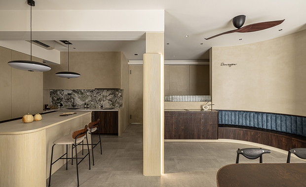 
信任随着人生移动：双城佈局的自然发生

达誉设计的新竹、台中双城佈局，从来都没有事先规划好的商业蓝图，一切是在信任及人生选择中自然发生的结果。在新竹服务的过程中，客群多半来自科技产业，随着工作阶段转换，不少客户开始面临返乡、转换城市、甚至移居台中的选择。在还没有台中据点之前，就陆续有中科的客户和新竹旧客户主动询问：能不能提供台中地区的服务？邱总监因此意识到，品牌累积的信任已经跨越地理的边界，随着客户的人生一起移动。
