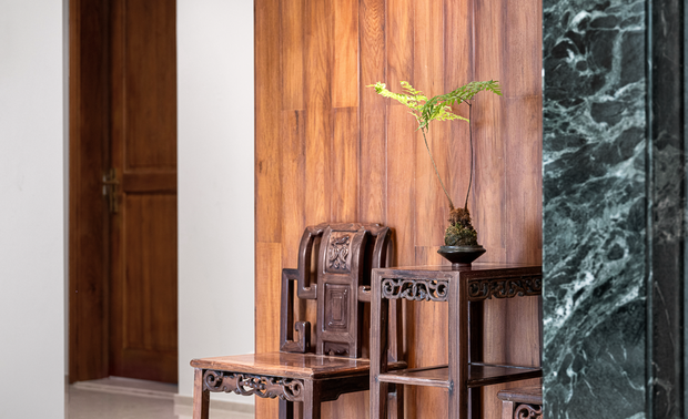 书房则是别墅闹中取静的绝妙之处，大落地窗投射进来的是美景使人身心愉悦，无论是独自思考还是与人攀谈，在静谧的时光中，暂别喧嚣，是现代语境下的慢治愈。