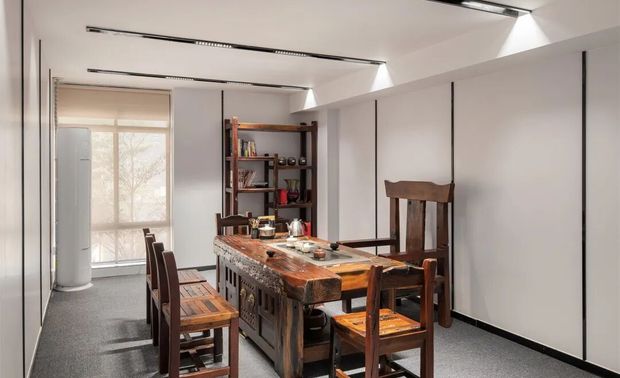 会客区的面积是根据公共关系活动的实际情况而定，营造出舒适自然的格，宁静且隔音好，有一定的私密性，使会谈气氛更加亲切轻松。