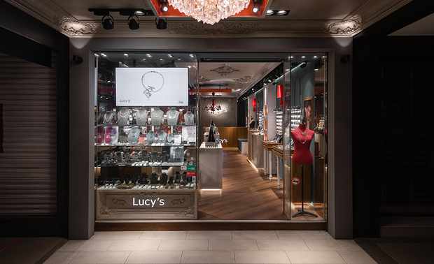 
抓住品牌DNA 让商圈文化决定空间语气

承接 Lucy's 这个连锁饰品品牌时，纬纶设计团队首先面对的课题是：如何在多点展店的情况下，既维持品牌的一致性，又不沦为单调的复製贴上？华总监并未选择以企业识别色堆砌一致性，而是深入挖掘品牌的核心语彙—— Lucy's 的品牌个性鲜明、前卫、大胆、带点叛逆，于是团队从中提炼出高反差的色彩与材质、古典与现代的时空交错、强烈的视觉轮廓，以及敢于亮出个性的表现手法。

「即使不靠最容易识别的颜色去强调一致性，也能一眼就看得出『这是 Lucy's』，」纬纶设计同仁解释道，「这种想法是透过比例、反差、形状、材质逻辑去做品牌延续。」如此设计，便能使每家店在视觉上可揉入不同特色，精神层面却又紧密相连。
