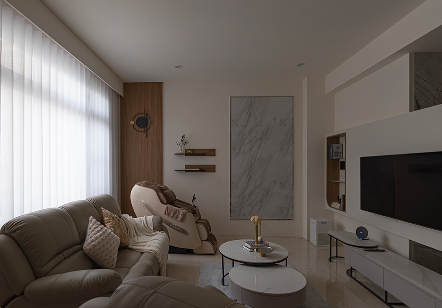 
本文由OPEN编辑部撰写

告别装潢焦虑！不用花大钱也能很高级的质感疗癒宅

在繁忙都市节奏中，家应该是让心灵彻底舒展的避风港。不需繁复的装饰堆迭，也无须刻意的风格标籤，而是透过简约的设计语彙，让空间自然而然地散发宁静氛围，使每一次推开家门，都彷彿踏入一处令人心神安定的私密天地。

安厝设计 主持设计师 王怡涵、设计师 方绎杉 运用柔和暖调与白色作为空间基底，搭配温和木质元素的点缀、石纹磁吸板牆面的细緻纹理，与米色系家具、圆润线条茶几相映成趣，构筑层次丰富却不复杂的视觉美感，现代纯粹与温润暖意于此相容；二楼露台花园景观，以石材铺设出悠然惬意的休憩角落。无论清晨或傍晚，皆能感受空间中那份恬淡从容的生活韵味，真正实践「精緻细节造就简单生活」的居家哲学，将设计团队「化平凡为不凡」的整合能力体现得淋漓尽致。
