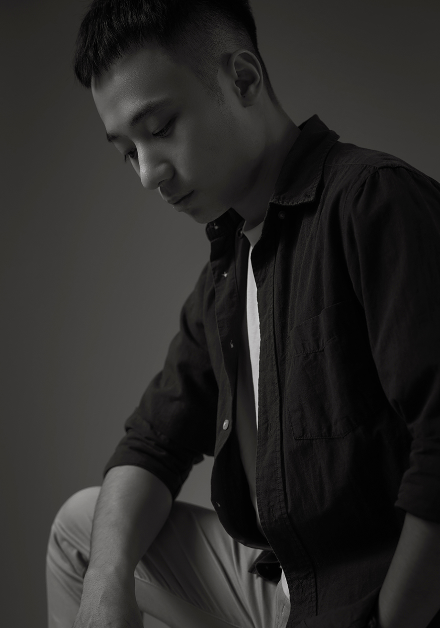 
纬纶设计
设计总监 华苇轩

公司简介
「经纬有序，其出于纶。」
在蕴藏无限可能的设计中，
必然具脉络可循，
深究其理继而创作，
进而筑起心之所向的独特美境。

经手无数项目、凝鍊多年历练，
纬纶室内设计，
率领热情、专业的设计团队，
细腻梳理每寸各隅，
循业主所需，充盈生活机能；
依案场特色，挥洒专属艺韵，
围塑一派写意氛围，
成就质与美兼具的恬逸天地。

获奖纪录
2026
美国 French Design Awards《Eclat Corridor》- Platinum Winner

2025
英国 Outstanding Property Award London《暖序》- Honorable Mention
北美 PI设计大奖《墨隐》- (室内设计．商业) Special Nominations
中国 APDC 亚太室内设计菁英邀请赛《Eclat Corridor》- Winner
美国 French Design Awards《暖序》-Silver Winner
美国 Muse Design Awards《暖序》-Silver Winner
美国 London Design Awards《墨隐》-Silver Winner
马来西亚 My Favourite International Design Award《Original Texture》-Winner

2024
英国 London International Creative Competition - Official Selection
韩国 K-DESIGN AWARD - Gold
英国 Outstanding Property Award London - Winner
中国 APDC 亚太室内设计菁英邀请赛 - 商业空间类 Winner
美国 Muse Design Awards - Double Silver
美国 TITAN Property Awards - Gold
美国 International Design Awards - Honorable Mention

获奖作品《墨隐》
