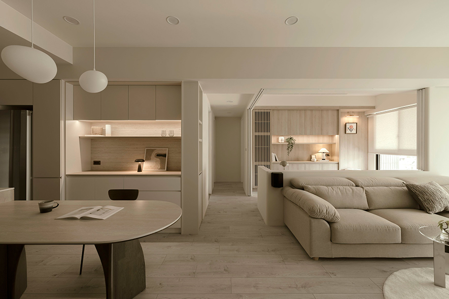 
本文由OPEN编辑部撰写

从光影勾勒空间故事，轻盈色泽撰出专属居者们的个性家居！

推门入屋起，从足下至天壁，尽是蔓延整室的轻盈暖调，视界内的镜面反射及无碍通透，进一步增添开阔放鬆感受；徐步向内，身侧环绕的简洁线条与素雅立面，在各处光照点亮、烘衬中，逸散一派纯粹和煦气息，为每位返家的归人们，悄悄洗去所有大小烦忧，让「家」化作最舒心、又最坚实的温暖城堡。

本案，达誉设计团队 设计的不仅止室内场景，更着重凋琢隐藏其下的氛围生活感。透垫全过铺案的柔和奶油基调，佐搭天然木质肌理、艺术涂料纹理的朴实温润，围塑宛若被大自然轻拥入怀地安稳情境，其间，藉由巧心选配的精美软件及造型灯具，细声诉说屋主们恬静与开朗的迥异特质，令家宅无形彰显主人独到个性，于表层观感、于细处体验──于此处，描绘一篇篇记录美好日常轨迹的温馨物语。
