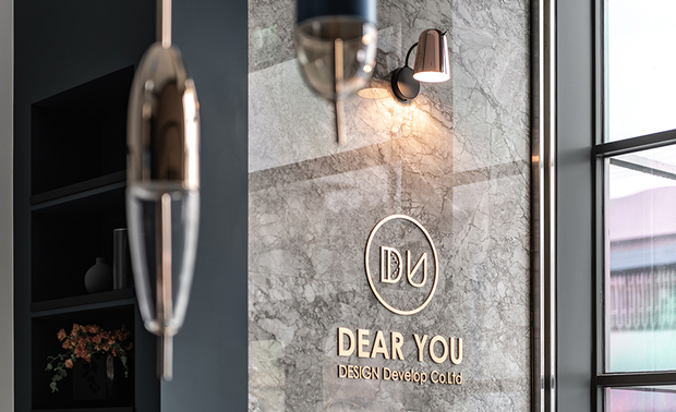 （图）达誉设计台中公司据点

经过越多诸如此类的观察，达誉逐渐意识到，近年来，客户选择室内设计的原因已经产生质变，这反映出整体居住型态正在快速转换。现代人的生命历程涵盖度假、养老、升学陪伴、工作休閒整合等多元情境，空间承载的是不同人生阶段的状态和需求。

「室内设计的角色正在被重新定义，我们必须理解使用者在不同人生阶段，对视觉感受、情绪安定、心灵空间的期待。」对达誉而言，室内设计作为一种长期陪伴的专业。邱雅梅总监选择站在「生活」的那一侧，在现实条件与内心渴望之间，为每位客户找到最适切的平衡，并诠释出专属的品味日常。
