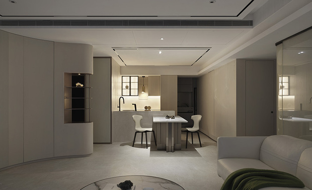 （图）澄境设计作品《弧光柔艺》

然而在郑总监心裡，比设计本身花去更多心思的，其实是团队的状态。室内设计这行压力极大，若员工的人生只剩下工作，并非她所愿。她深信，一个生活有底气的设计师，方能将真正的「丰富」带进业主的空间。

因此，郑抿丹总监持续鼓励员工外出旅行、增广见闻，并花时间了解每位伙伴的状态，让每个人在工作中都能有馀裕、有话敢说。在她看来，员工和客人同等重要——唯有每一位同伴内心充盈，那份心意才会自然流淌进工作之中，品牌精神也才能在相处间，潜移默化地传递下去。「生活就是设计，设计就是生活」这句话成为她对澄境最深切的期许。场域、风格或许会变，但唯有对人的真情，从未改变。

欲见更多澄境设计作品，请至：
https://www.openworld.tv/designer/in/aid/4069.html#pageStart

郑抿丹
澄境室内设计有限公司 设计总监
电话：0919-378-723
地址：台北市大同区承德路3段10号7楼之4 / 台中市南屯区向上路三段347号
信箱：chengching0701@gmail.com
网址：http://www.chengching.com

OPEN Design動能開啟傳媒：https://www.openworld.tv/