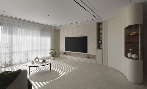 
养好团队的「气」 才能顾好客人的家

梦想静静守候契机，现实的课题却从不停歇。面对市场的快速变化及AI浪潮带来的冲击，郑抿丹总监显得格外沉稳。她坦言，澄境接案从不以规模或单价为首要考量，而是看双方的沟通是否契合、是否愿意共同参与创造家的过程——这个原则，自创立以来从未动摇。

在风格取向上，她亦看到转变的方向：减少过多的固定木作，使家具的质地线条得以呼吸，再进一步透过摆放和搭配呈现空间质感。「这样做省时、省工，场域更有弹性，客户日后想调整也更容易。」她说，这样的设计方向在海外市场已行之有年，她希望在台湾能够让更多业主体会到这种自由舒适的生活美学。
