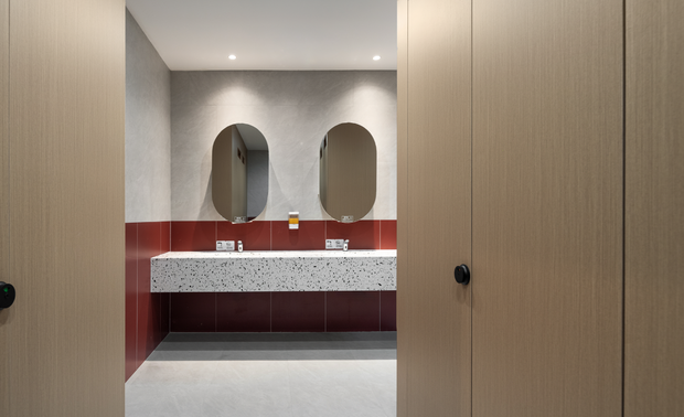 办公楼的另一个"门面"，电梯厅。明亮的色调使人心情愉悦，落地窗的存在更是强调了空间内一些曲线和柔光。