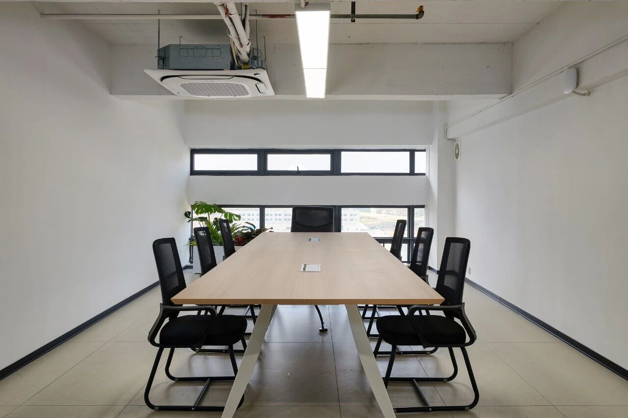 这里是决策的空间，也是协作的场域，每一处设计都服务于高效沟通。

【接待室】
松弛对话，温度与质感的延伸

接待室延续了大堂的温润质感，以舒适的沙发与柔和的光线，营造出松弛、友好的洽谈氛围。这里是商务沟通的延伸，也是品牌温度的传递，让每一次对话都在轻松、专业的氛围中进行。