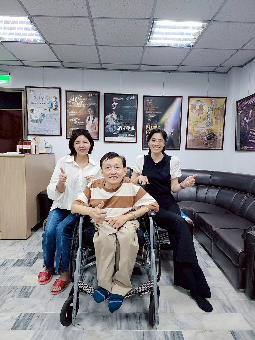 ▲由左至右依序为:艾美幸福设计设计总监许捷甯、主持人刘铭、主持人胡语姗。
活动资料由「艾美幸福设计」提供、OPEN编辑部整理
「你有没有想过,一个人的人生可以截然不同地展开两次?」
復兴广播电台《大小一家亲》中,特地邀请 艾美幸福设计 设计总监 许捷甯 如何用这一段话,分享从「兽医界」跨界至「设计界」的动人历程。曾经是一位兽医的她,用听诊器倾听动物生命的脉动,到如今转变为室内设计师,用空间语彙回应人的情感与生活需求,她的故事,正是《大小一家亲》想传递的温暖力量。
《大小一家亲》自2013年开播以来,是国内首屈一指由身心障碍人士服务身心障碍人士的公共服务节目,节目初期聚焦在就学、就业、就医、无障碍设施等议题,探讨身心障碍者于社会上的处境与需求。之后更扩大为对整体社会关注,访问各行各业杰出人士,藉由真诚故事散发正能量点亮社会,也因此于85年荣获行政院新闻局所颁广播金钟奖。节目主持人刘铭先生投身公益服务逾30多年,以过来人的身分,用真挚的文字、温暖的声音,陪伴无数身心障碍者走出低谷、重拾希望。他长期在《中国时报》、《联合报》、《自由时报》等主流媒体撰文,分享自身经验。于民国83年获颁「全国十大杰出青年」的殊荣,不仅是对他个人的肯定,更是所有身障者的鼓舞与典范。
此次藉着「艾美幸福设计」设计总监许捷甯现身开讲,不只分享她精彩的职涯转折与设计理念,更是一场重新定义「家的样貌」与「人生价值」的深度探索。