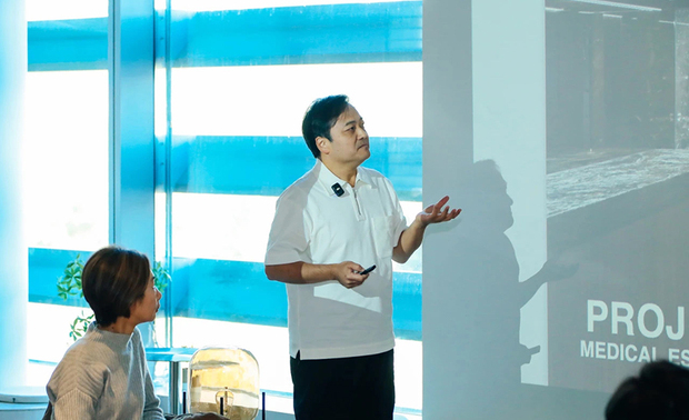 此刻，品昕设计正明确锚定「国际在地化」的发展航道。马静自强调，目光不再侷限「某一在地」，而应像探险家般採集「全球在地智慧」进行创造性融合。他推崇上海为典范：印尼设计师Jaya成功将东南亚度假灵魂，注入上海青砖、金砖的躯体，辅以编织细节，成功演绎文化溷搭的精品美学。在他看来，设计师的终极使命，是成为「跨文化的空间诗人」——在细节中聆听文化低语，在对话中提炼美学共鸣，让空间本身成为无疆界的情感载体与影响力源泉。

欲见更多品昕设计作品，请见：
https://www.openworld.tv/designer/in/aid/73.html#pageStart

「在设计上着重自由度的开发，
不侷限自己的想法，
所以在设计上不喜欢遵守一些规则，
而是倾向于突破框架。」

马静自
品昕空间设计 设计总监
电话：02-2395-6856
地址：台北市中正区仁爱路二段21号2楼
信箱：concept.design.plus@gmail.com
网址：http://www.designplus-id.com

OPEN Design动能开启传媒：https://www.openworld.tv/