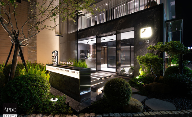 ▲此案位于住宅区转角，周围规划满溢绿意的自然景观，与柔和的夜间灯光佈置，是社区中充满生机与艺术氛围的亮点建筑；庭院中，水景和落瀑的设计不仅优雅美观，还能有效调节环境温度，带来清凉感受，搭配建筑外观使用的胶合反射玻璃，减少空调需求，兼顾环保又常保室内舒适。
