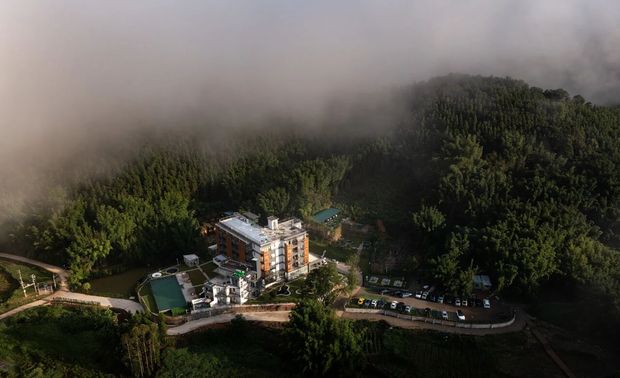 探索美丽乡村发展路径

晴溪温泉酒店是"后疫情"时代送给旅客的一份礼物，同时也成为当地经济的新引擎。发展旅游业可以重塑乡村面貌，带动就业、促进增收，承载着探索美丽乡村的发展路径。与当地结合，实现"1+1>2"的协同叠加效应，促进基础设施以及公共服务配套的共享，探索出具有当地特色的乡村振兴道路。


关注我们