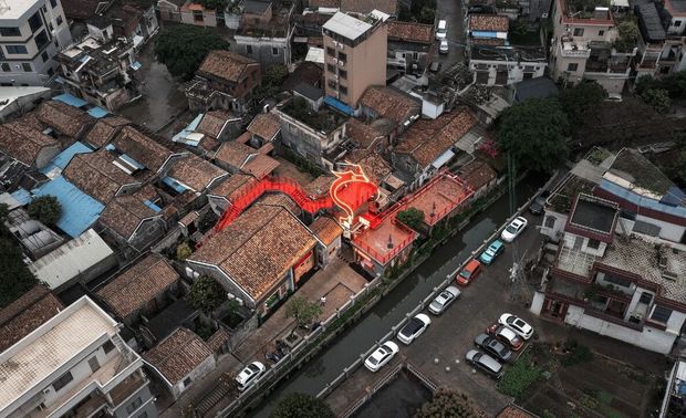 红龙在空中“盘旋” 鸟瞰图