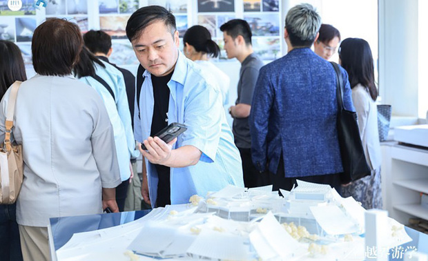 （图）马静自总监前往北京、阿那亚等地进行文化考察。

技术细节的追求，则将「执着」推向极致。马总监提及Dior灯箱案例的严苛要求：「转角接合处不能有阴影，也不能用螺丝或黏胶固定，必须保证发光面毫无瑕疵。」面对这项挑战，团队最终以隐形扣件攻克难关；宁愿解法复杂数倍，也要寻求最优雅无痕的落地方式，这正是精品精神的缩影。「因为人的眼睛最诚实，能瞬间感知质感落差，所谓『精品感』，便是无数对这般细节的苛求堆叠而成。」
