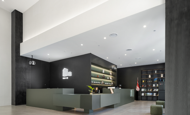 大堂内种植的乔木与树下的现代座椅以及雕塑仿佛是一个室外广场，进入大楼的每一步都自成一景。这座新建的大厦犹如一面垂直城市，充满了绿色与活力，展现出企业的社会责任感和前瞻性。
在这里，优雅的办公楼、繁茂的绿植，构成了一个和谐共生的美好景象。