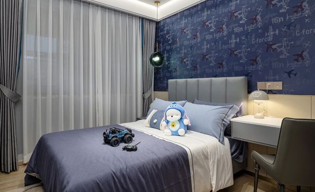 男孩房

孩子天真烂漫，儿童房的设计需要释放他们的天性。男孩房以蓝色为主色调，背景墙采用飞机造型的墙布，搭配男孩子日常喜好的玩具、玩偶，为男孩子创造一片童趣其妙的小天地。