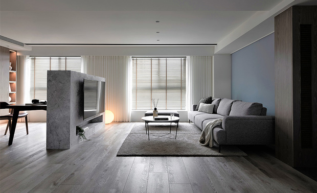 
设计觉醒：从父亲圆桌到生活温度

回溯华苇轩总监的设计启蒙，要从那个充满图面与铅笔的童年说起：从事景观设计师的父亲时常端坐桌前，将脑海中的景致一笔一笔转化为实际线条。对年幼的他而言，父亲展现的不仅是专业技能，更是一种「把想像具象化」的神奇魔法。这份对创造的嚮往如种子般深埋心中，直至正式踏入室内设计领域后愈加萌芽茁壮，引领华总监找到用设计改变世界的舞台。

提及品牌名「纬纶」二字的深意，「纬」象徵空间脉络与水平延展，「纶」则代表连结与整合的关键线索。不过，华总监对品牌命名的诠释，在顾及文字美学之馀，背后还深藏一套完整的设计思维体系：设计追求绝非表面的华丽装饰，而是能将生活中每个需求巧妙串连，使空间的各个细节自然编织成恰如其分的样貌。
