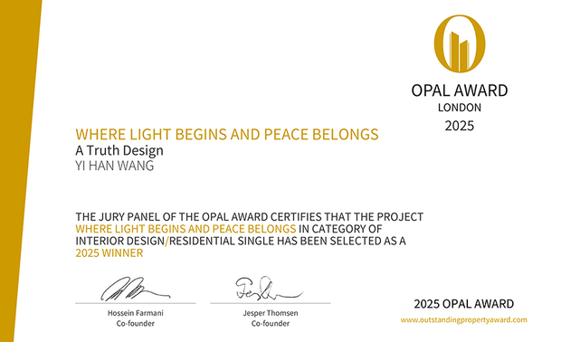 
本文由OPEN編輯部撰寫

OUTSTANDING PROPERTY AWARD LONDON,OPAL（英国伦敦杰出地产大奖）由全球知名企业集团Farmani Group组织，并以招揽全球最佳建筑师、室内设计师与房地产开发商为目标，在创造异业菁英联合平台的同时，找寻各地最富创造力、革新感、社会影响力与永续性的设计方案。本届2025年赛事，安厝设计 主持设计师 王怡涵、设计师 方绎杉 融合华人文化、生活机能以及隐奢美学，于家宅作品《曙烨光宸》中，运用风水概念「背山面海」的吉祥意涵，沙发背牆以艺术涂料及吊灯光影勾勒绵延山势意象，提供业主心灵层面的依靠感；对侧电视牆则拼接海洋般色彩的蓝、绿、白玉石，创造开阔放鬆观感。处处蕴藏祝福寓意的优美生活端景，其富饶深厚新意的设计巧思备受评审团好评，一举抱回此次「Winner」大奖！
