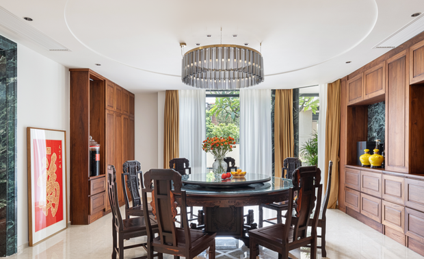 会客厅是家中一道亮丽风景线，它以优雅的姿态展现了主人的品味与个性。实木+真皮布艺组合的家具，彰显沉稳与大气。