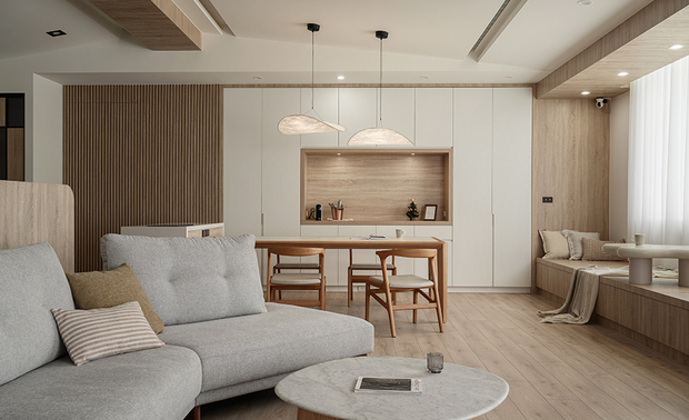 
以光影为韵谱写极简日式的归心诗篇

从弧形木作的柔美引渡、长虹玻璃的雾面柔光，到斜屋顶下的开阔天地、格栅光瀑的错落韵律，棠禾设计 设计总监 曾智和 透过开放格局串联公共领域的流畅动线，搭配圆滑线条消解原始结构的刚硬转折，打造如月华般柔和的生活场景，让每个归家时刻都能在光的流转中沉淀心绪，或于日式美学的温润包围下感受家的宁静与安定。

案例资讯

设计团队：棠禾设计
案名：朴木朗境
项目类型：别墅
项目地址：台湾台中
项目坪数：85坪
主要建材：系统板材、铁件、磁砖、特殊涂料、木作贴皮、超耐磨木地板

曾智和
棠禾空间设计有限公司 设计总监
电话：+886-3-555-9792
地址：新竹县竹北市竹义街80号
信箱：tanghe.ds@gmail.com
网址：https://www.tanghedesign.com

OPEN Design动能开启传媒：https://www.openworld.tv/