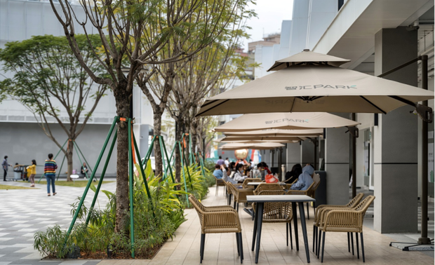 ▲商铺前的休闲平台为办公人群提供交流空间