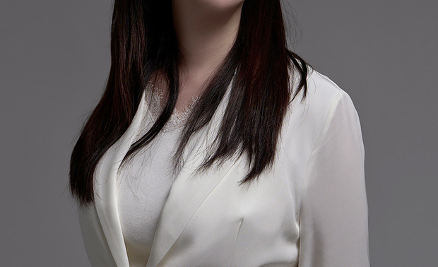 
简兆芝 主持设计师(建筑师)

简兆芝 /Kathy
学历
国立交通大学建筑研究所 设计组硕士

经历
皓宇工程顾问股份有限公司 建筑暨都市设计组－副理
固特室内设计工程有限公司－专案设计师
欣汉设计工程有限公司－主设计师
实力文教机构 建筑师班－讲师
台北科技大学 非学分班－兼任讲师
兰阳技术学院－兼任讲师
西安贾孝远建筑师事务所－室内设计部经理
大器设计－部门经理

公司宗旨
简兆芝室内装修设计股份有限公司，尝试探寻「人」与「空间」的融合及对话。「空间」是一个装置的机构，这个机构含括了种种静态与动态的行为，「设计」为了各种静态及动态的行为，进行量身订製规划、配置，进而使其达到合理的安排及使用化，在这个过程中包含了区隔、动线、配置预算，以上这归属于机能性的部份，在设计上我们必需呈现生命力，更精准的是说让它可以带出其本质的灵魂，充满其中。

获奖经历
2025
中国 金外滩《衍流萃息》- 最佳办公空间奖 金奖
美国 French Design Awards《璞玉天成》- Gold
马来西亚 My Favourite International Design Award《弈梦红楼餐厅》- 商业空间类 Winner
马来西亚 My Favourite International Design Award《衍流萃息》- 商业空间类 Winner

2024
中国 APDC 亚太室内设计精英邀请赛《衍流萃息》Winner
英国 London International Creative Competition《柔曦映弧》-Honorable Mention
美国 International Design Awards《弈梦红楼餐厅》-Honorable Mention
台湾 华人金创奖《柔漫蕴生》- 特别议题类 金奖
台湾 华人金创奖《弈梦红楼餐厅》- 餐饮空间类 铜奖
英国 Outstanding Property Award London《柔曦映弧》Winner
英国 Outstanding Property Award London《衍流萃息》Winner
美国 Muse Design Awards《弈梦红楼餐厅》- Gold
美国 Muse Design Awards《柔曦映弧》- Silver
中国 金外滩《和光润月》- 最佳餐饮空间奖 入围奖
法国 DNA Paris Design Awards《和光润月》Winner
中国 地建师设计大奖《和光润月》- 优秀奖
美国 Titan Property Awards《柔漫蕴生》- Gold
美国 Titan Property Awards《和光润月》- Gold
美国 Muse Design Awards《柔漫蕴生》- Gold
美国 Muse Design Awards《和光润月》- Gold
……等

入围作品《璞玉天成》
