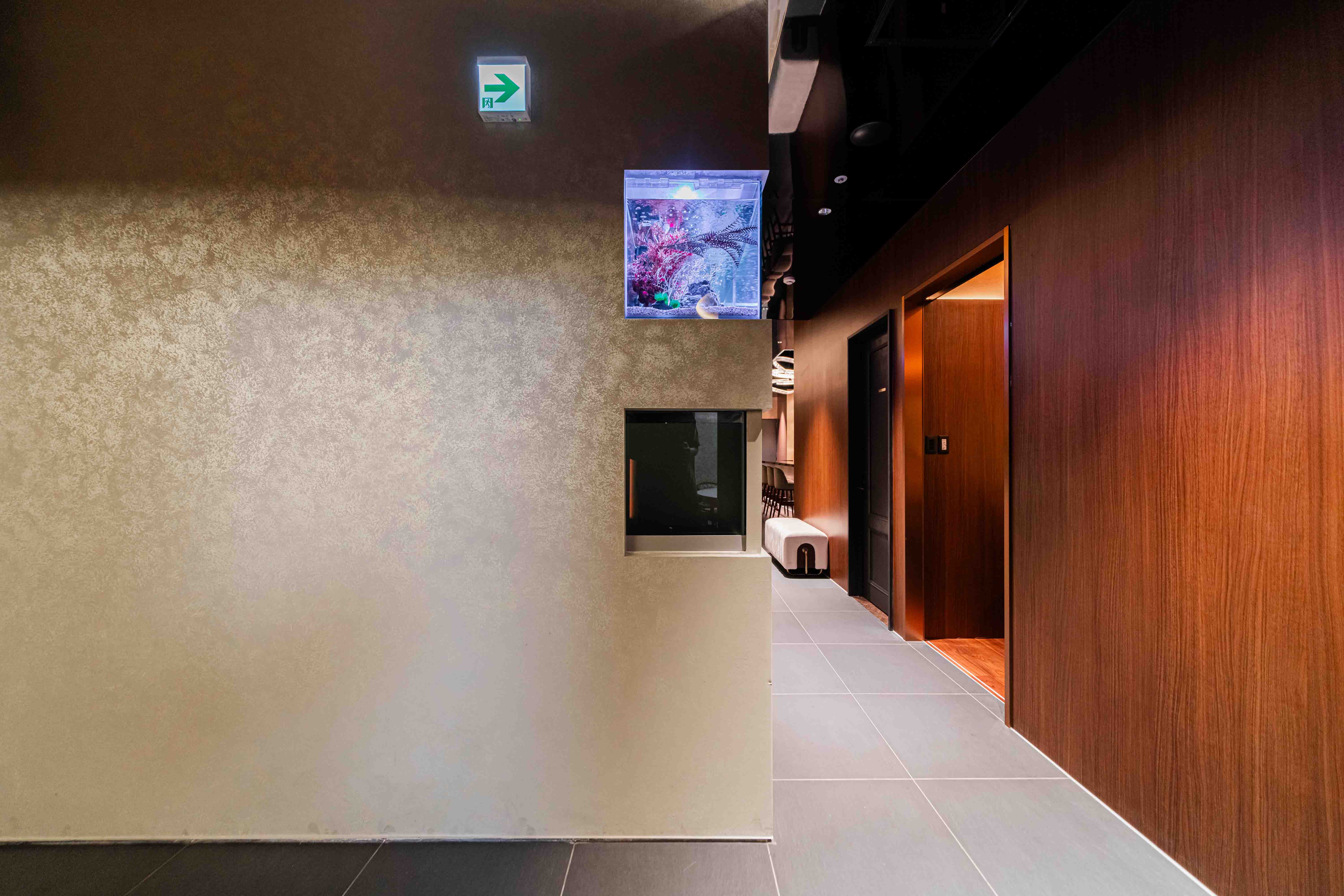 △ 走廊实景图

这里不仅是餐厅，
更是一座「可食用的美学馆」。