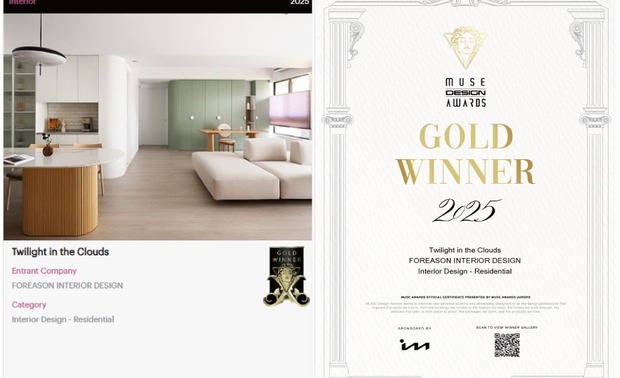 
本文由OPEN編輯部撰寫

美国 MUSE Design Awards致力于发掘全球设计缪思，涵盖建筑、室内、时尚等领域。2025年共吸引来自122国、超过十万件作品参赛，由200多位专业评审严格遴选，为国际设计界的重要指标。擎森设计 设计总监 陈楚扉 呼应住者对温馨居所的嚮往，透过圆弧曲线消弭空间结构的量体沉重感，搭配大地色系与素雅淨白，营造云朵飘浮般的轻盈诗意，家宅《云暮》以其跳脱传统格局、将生活哲学与空间美学完美融合的创新手法，充分体现该奖项推崇的「发掘兼具创新精神与人文关怀的设计」精神，荣获本届赛事「金奖」殊荣！