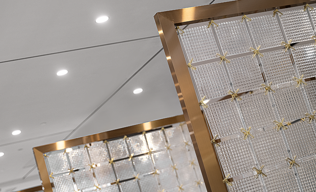 电梯走廊和写字楼整体色调统一，在不失商务高级感的前提下加以LED的呼吸灯以最节能的方式展现未来感。