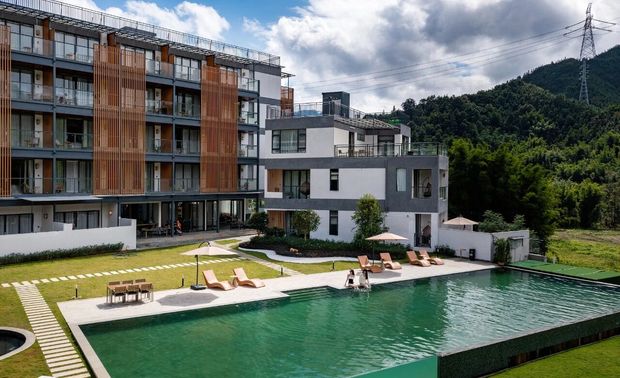 外立面

离城最近 离尘最远

睛溪温泉酒店位于大湾区的惠州市，毗邻广州、深圳等多个城市。惠州龙门县是广府文化、客家文化和瑶族文化的交汇地，被誉为"珠三角生态花园"和"北回归线上的绿洲"，同时被誉为"中国温泉之乡"。


晴溪温泉酒店由当地的民居改拆而成，栖息于山上，隐匿于村落中;看云雾浮动山间，可观日出日落，可赏溪涧逐流，如光随影，尽享乡村纯美风光。